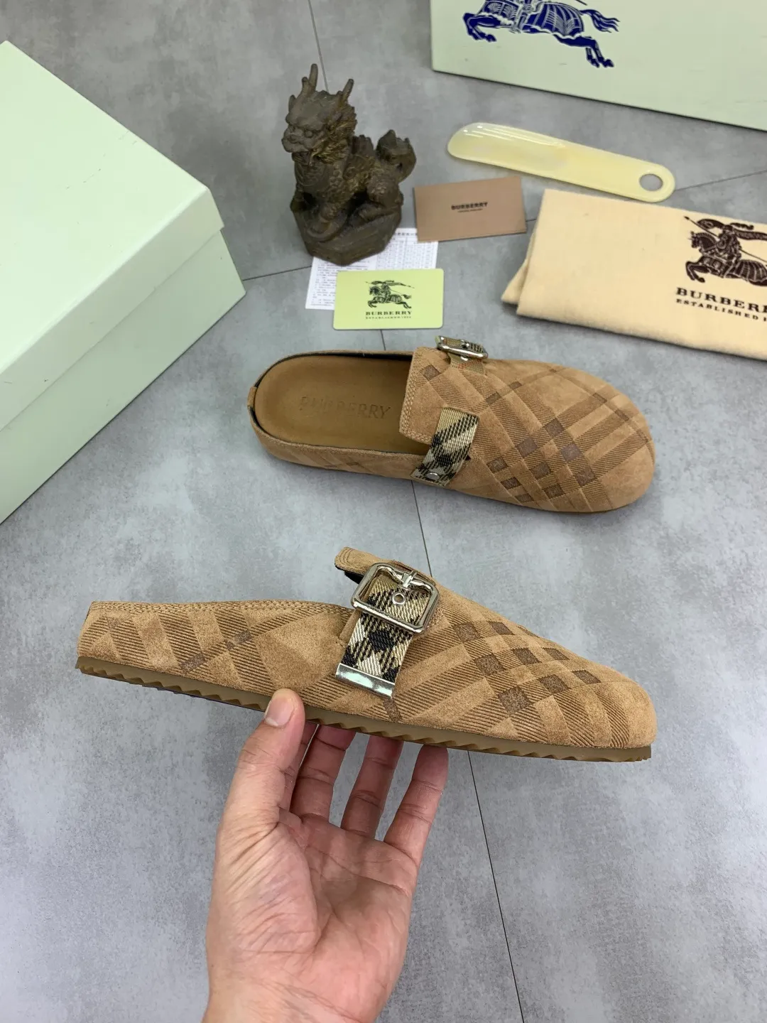 Men's Men's Shoes 💰P620 💰【New Style】Top Version 🆘【Burberry】New Burberry Slippers are on the market with perfect workmanship! 🔥Perfect shape and top quality🙈Non-slip and wear-resistant high-end rubber outsole👣Versatile and comfortable shoes, standard size: 39-45 (38 46 customized) 5️⃣colors available Top-quality packaging